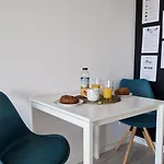 Lägenhet Cozy One-room With Garage And Ac Bratislava